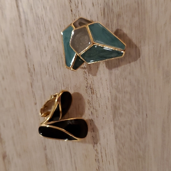 •Trifari•2 pairs of clip ons•Goldtone clip ons•black and 3 colors teal/green•